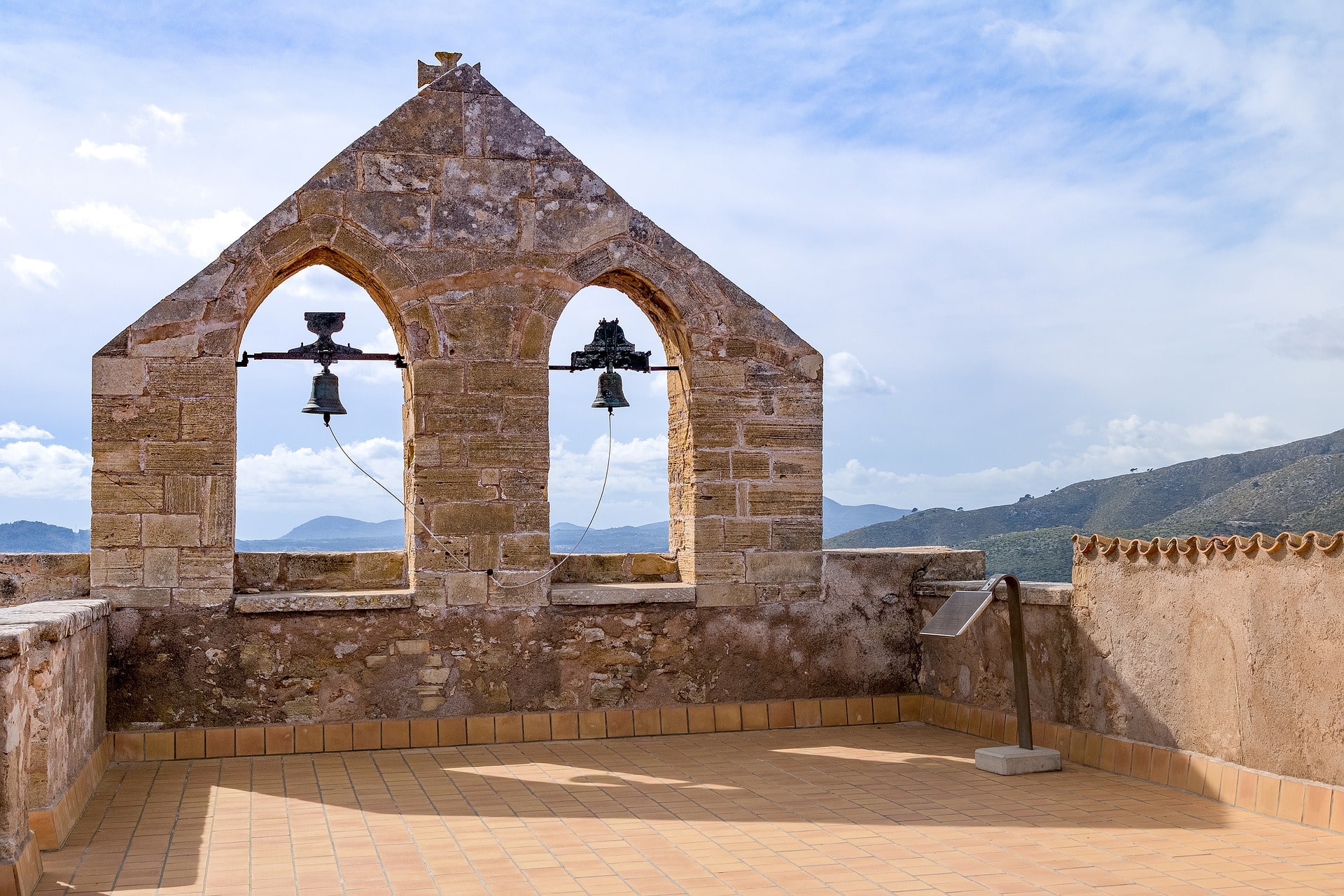 Mallorca - Offene Kirche auf einem Hügel mit Blick ins Gebirge