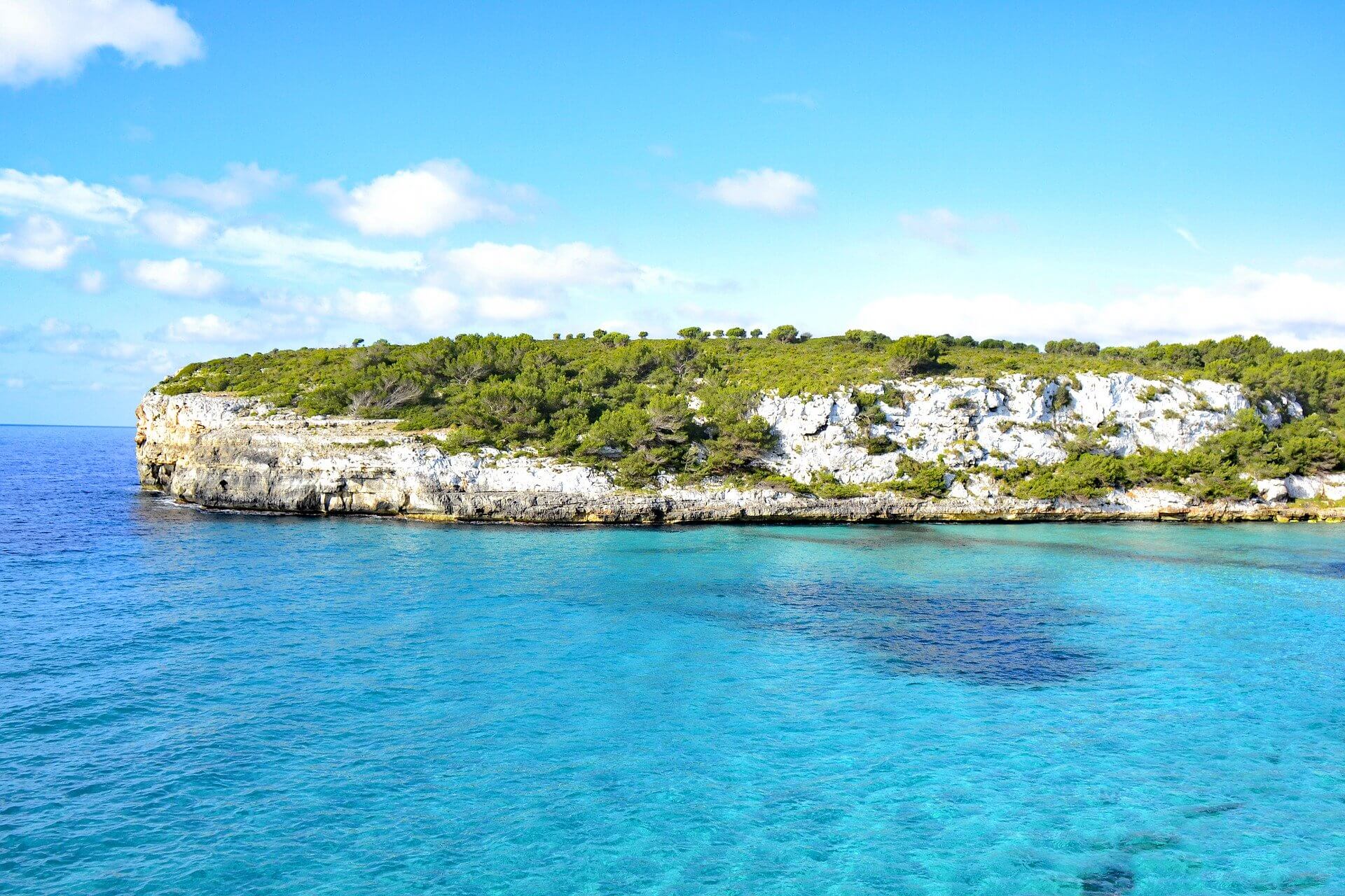Mallorca - romantische Bucht mit Steinküste und türkisblauem Meer